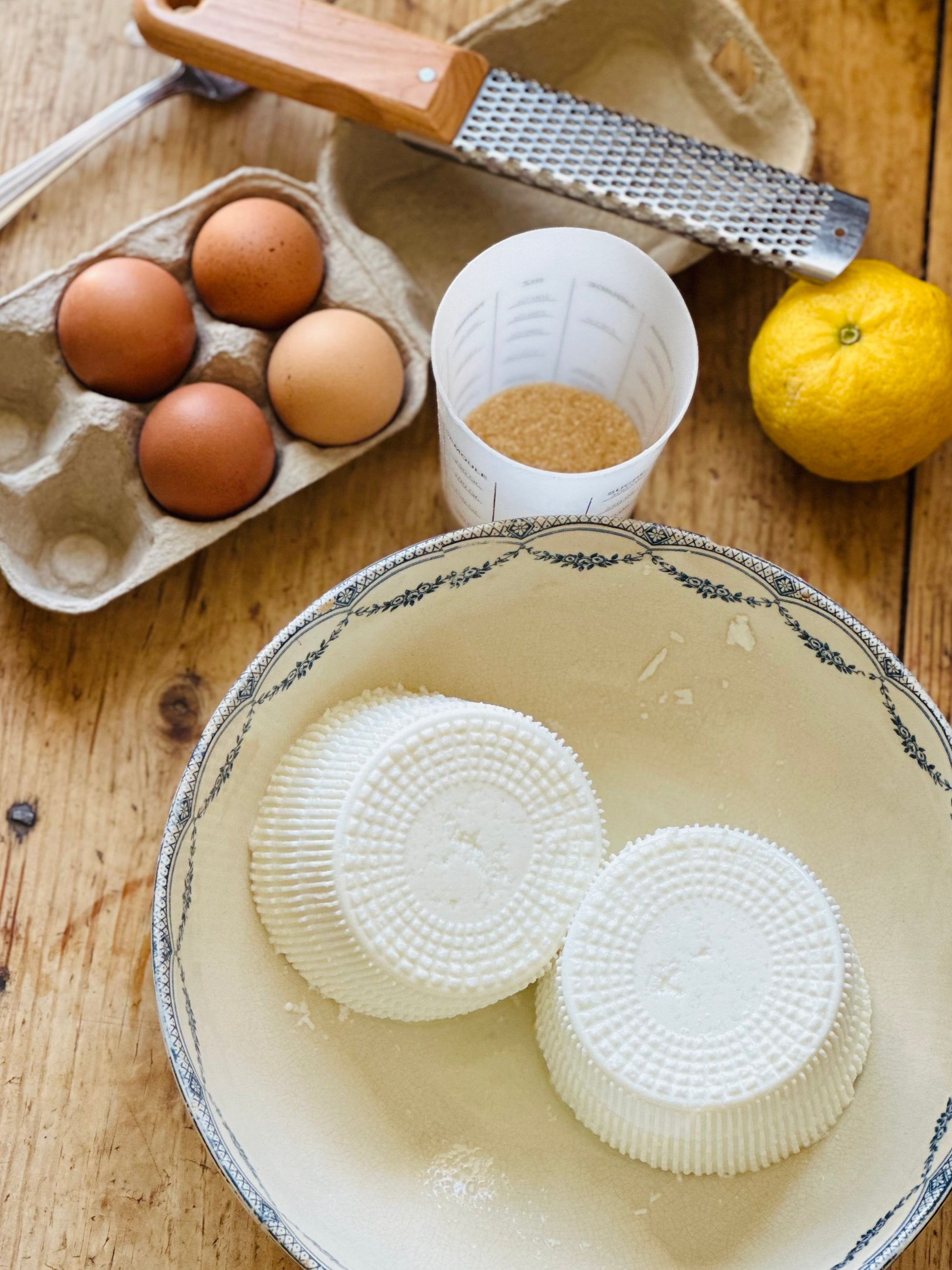 preparation en cuisine d'un fiadone zeste de citron