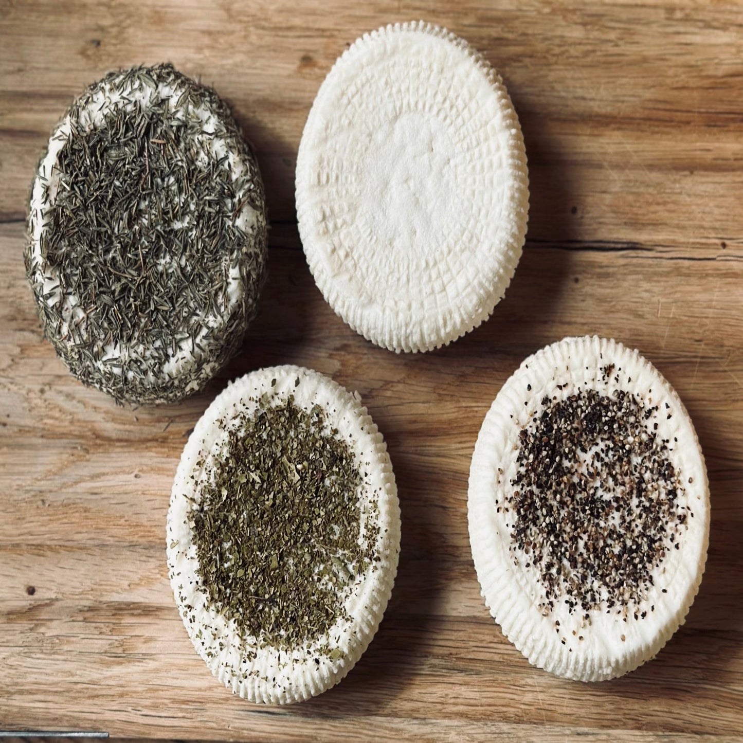 Assortiment 4 crottins de brebis artisanaux nature herbes poivre ail Corse  