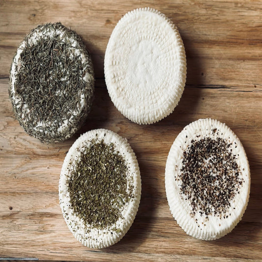 Assortiment 4 crottins de brebis artisanaux nature herbes poivre ail Corse  