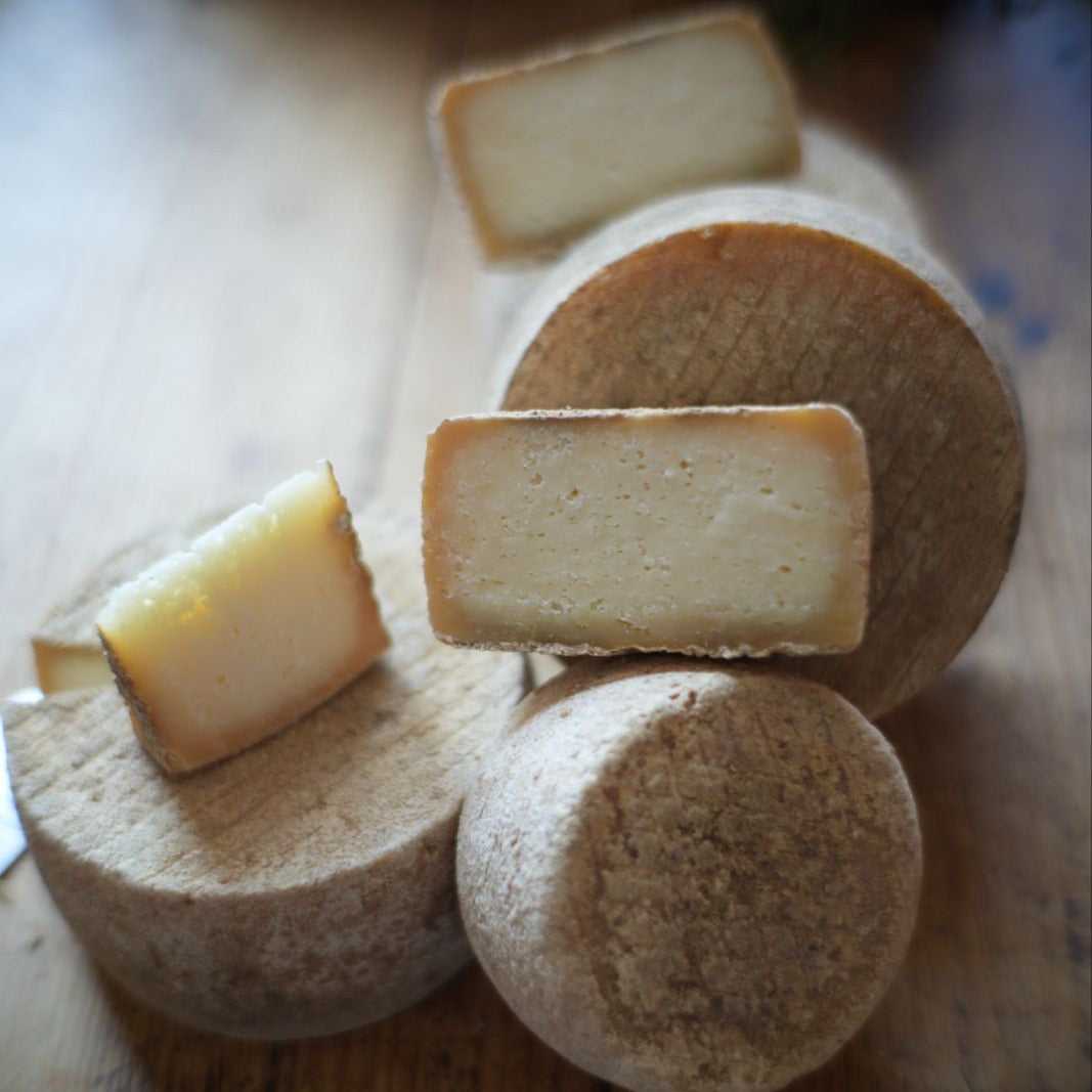 Tomme sartenaise fermière au lait cru de brebis affinée 45 jours - Domaine des Oléastres Sartène Corse  